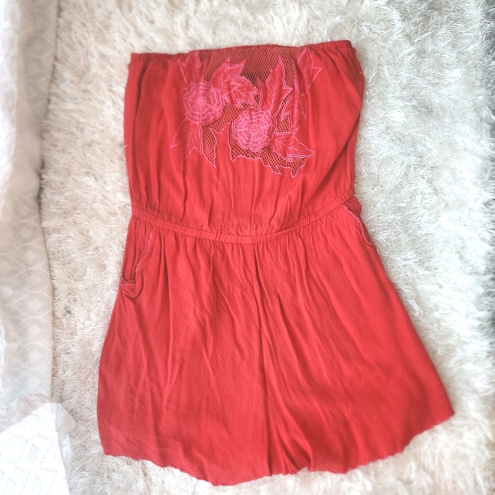 ANGIE, Strapless red romper with pockets! Size S